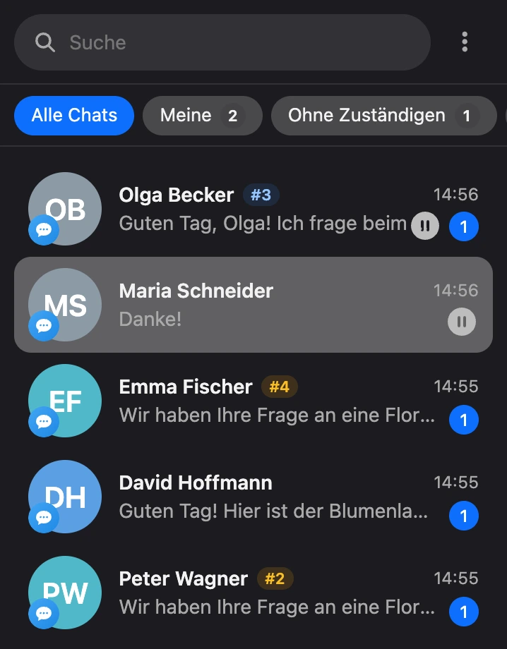 Die Dialogliste mit den Tabs „Alle Chats“, „Meine“ und „Ohne Zuständigen“; neben den Namen stehen Ticketnummern, die Farbe zeigt den Status