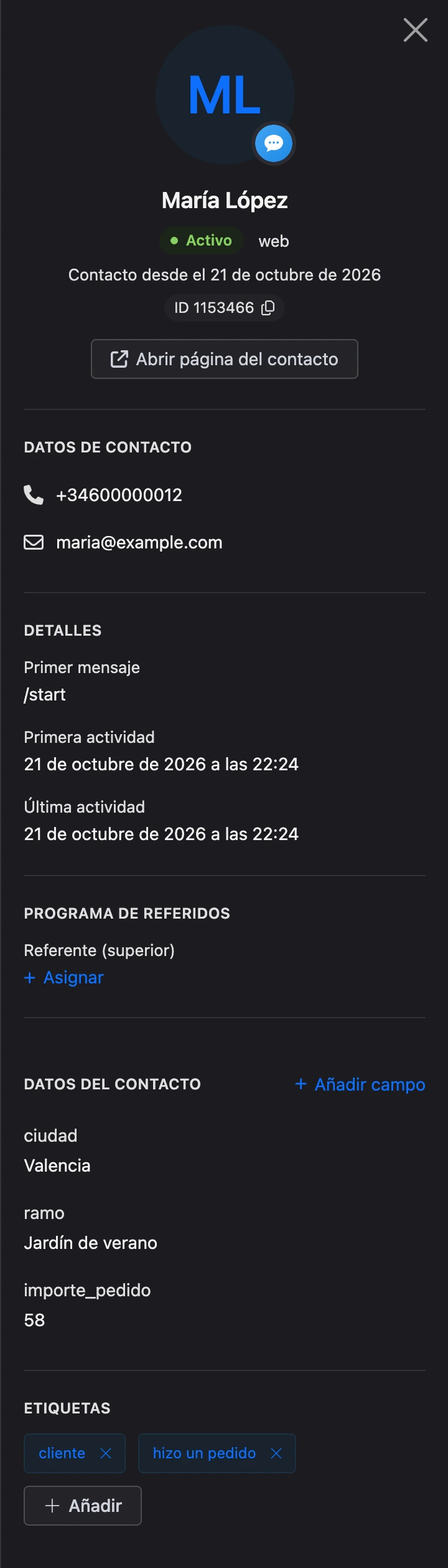 El panel del contacto a la derecha de la conversación: datos del contacto, detalles y etiquetas