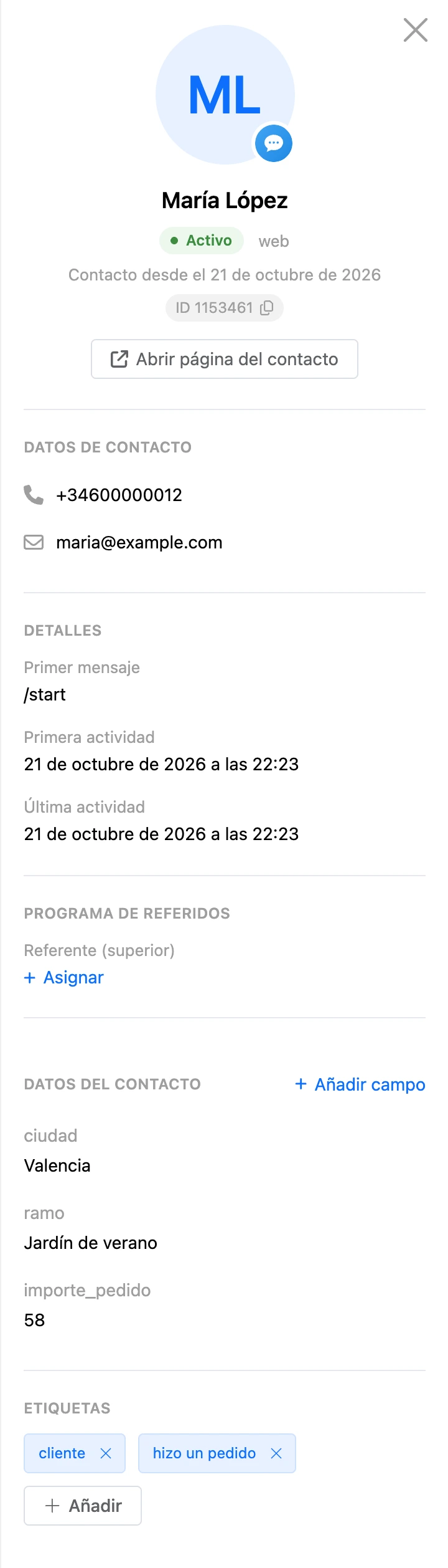 El panel del contacto a la derecha de la conversación: datos del contacto, detalles y etiquetas