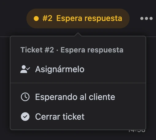 El menú del ticket #2 en la cabecera de la conversación: «Asignármelo», «Esperando al cliente», «Cerrar ticket»