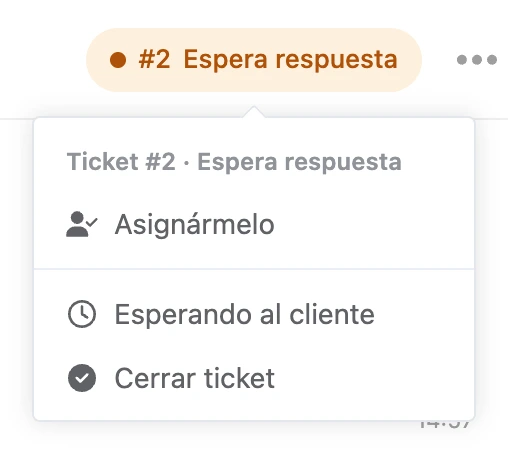 El menú del ticket #2 en la cabecera de la conversación: «Asignármelo», «Esperando al cliente», «Cerrar ticket»