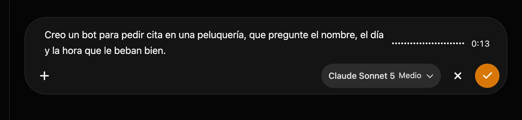 Entrada de voz en el chat de IA: el texto reconocido, la onda y el tiempo de la grabación, los botones de cancelar y listo